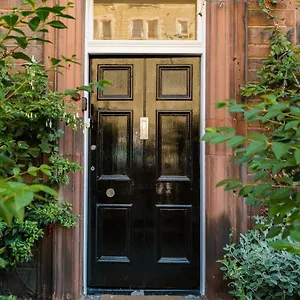 Appartement Beautiful, Traditional 2 Bedroom Main Door Flat 